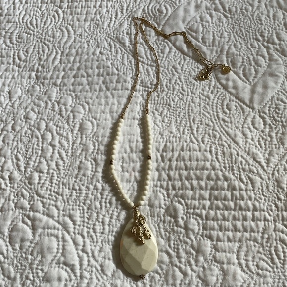 Euc Lilly Pulitzer White and gold necklace